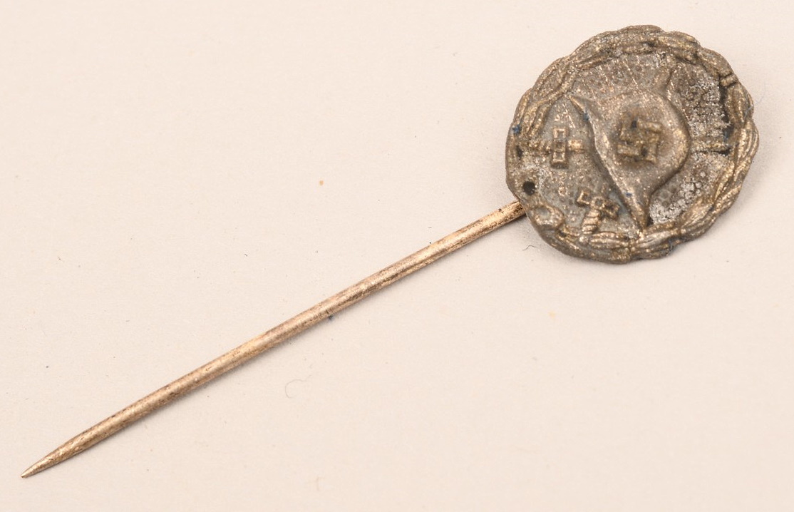 First Pattern Stick Pin Wound Badge in Silver 1939