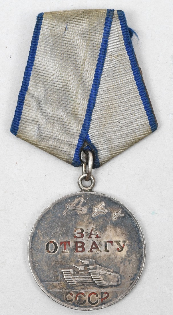 Russia WWII Medal For Courage At The Oder Front Complete With Re