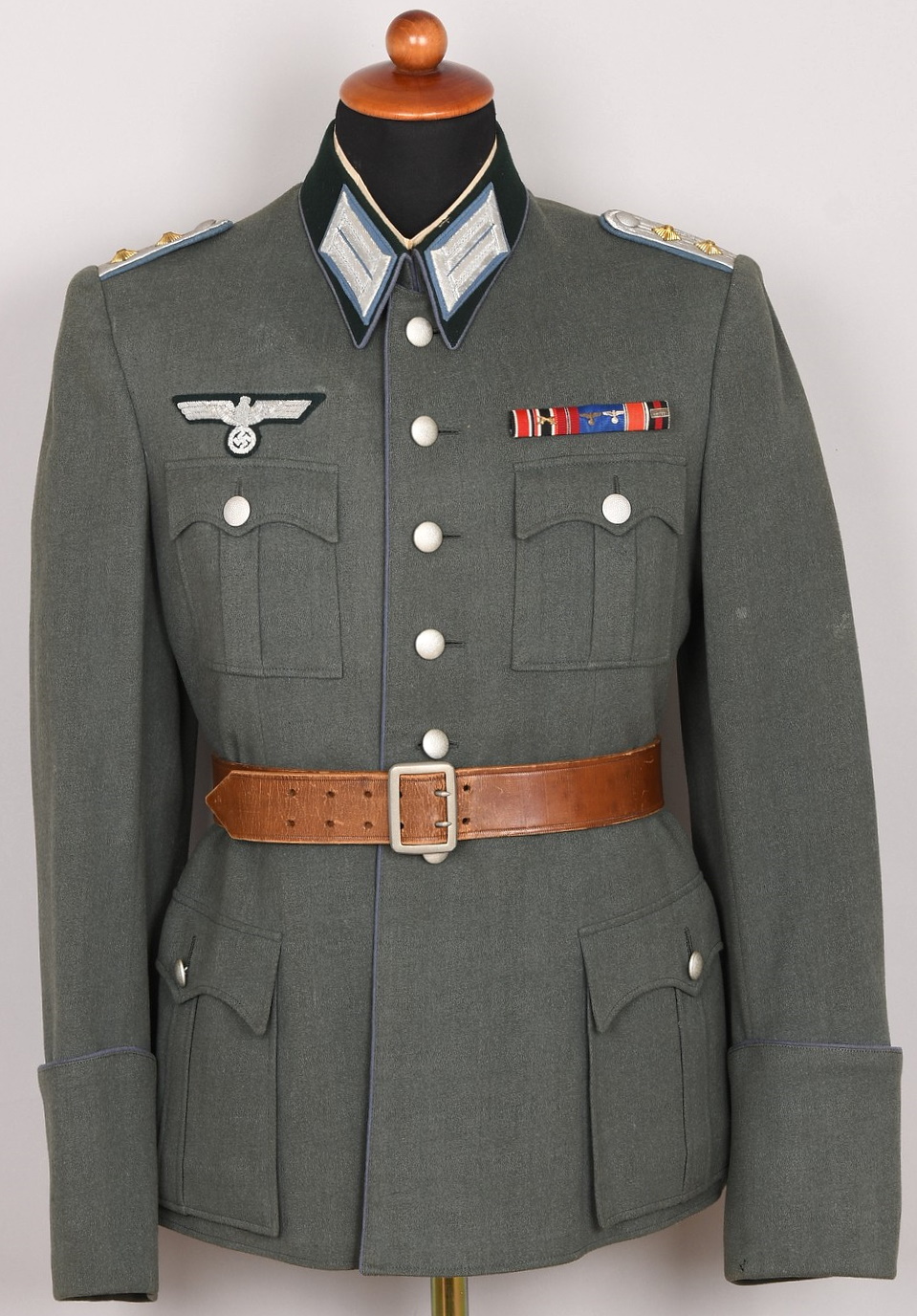 Heer Supply/Transport Hauptmanns Piped Service Tunic, namned.