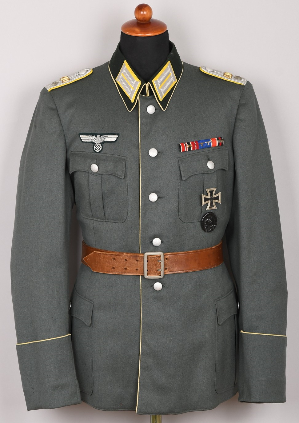 Heer Signals Rgt 40 Oberleutnants´s Piped Service Tunic